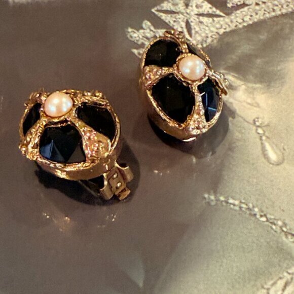 💰3/$15💰1980's Black gold & faux pearl clip-on statement earrings - Picture 4 of 10